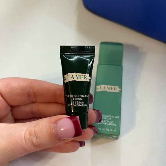 La Mer Vibrant Blue Cosmetic Bag with the La Mer Regenerating Serum Sample - Picture 3 of 9